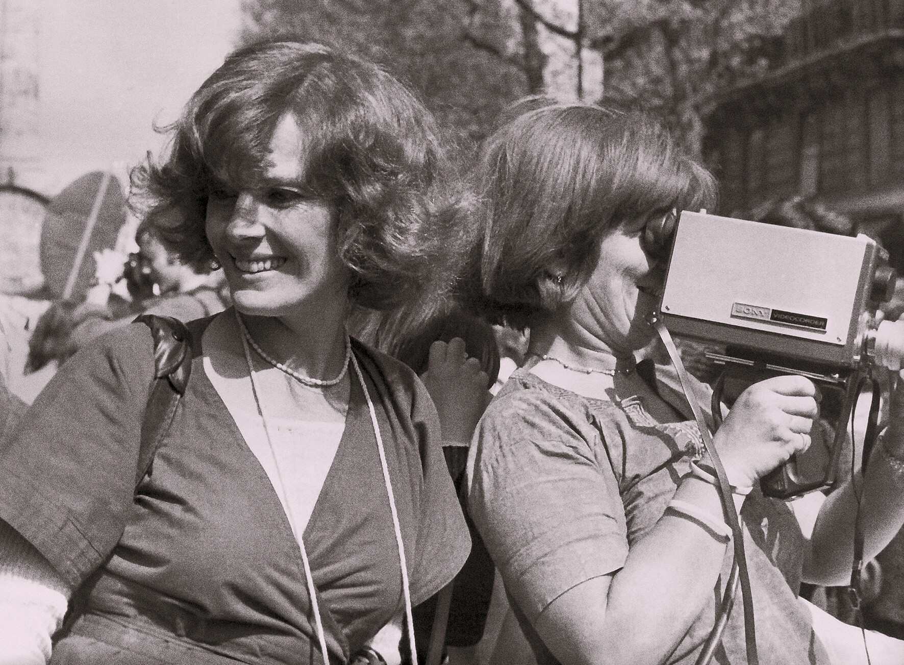 Delphine Seyrig und Ioana Wieder halten eine Kamera während einer Demonstration